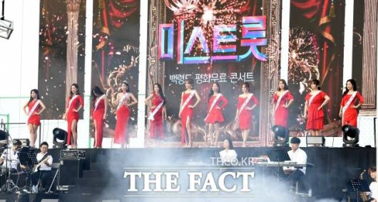 '미스트롯1'은 최고 시청률 18.1%를 찍으며 트롯 시대의 물꼬를 텄고, '미스터트롯1'은 역대 최고 시청률 35.7%를 찍었다. 사진 위는 '미스터트롯3', 사진 아래는'미스트롯' 백령도 평화 콘서트 당시 모습. /더팩트 DB