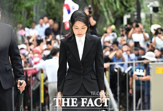 김건희 여사가 민중기 특별검사팀의 구속영장 청구로 구속 갈림길에 섰다. 자본시장법 위반 등 혐의를 받는 김건희 씨가 지난 6일 오전 서울 종로구 KT광화문빌딩 웨스트에 마련된 민중기 특검 사무실에 출석하고 있다. /박헌우 기자