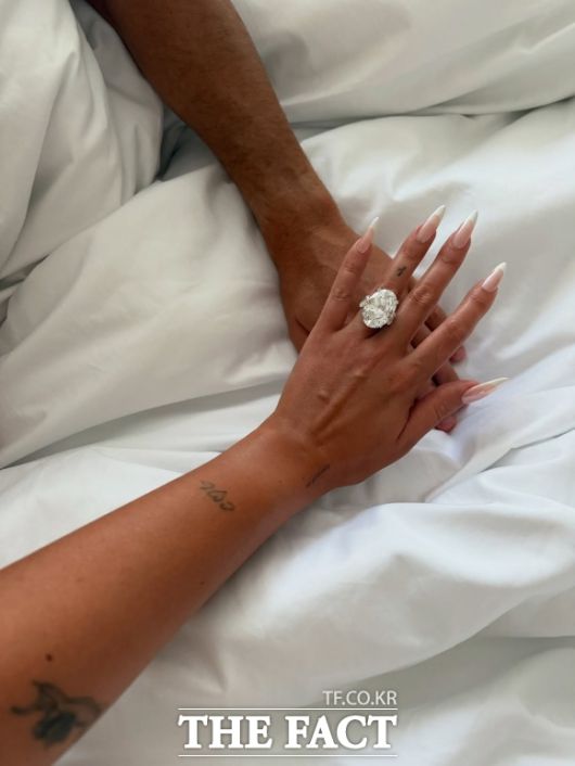 조지나 로드리게스가 12일 SNS에 올린 사진. 왼손 약지에 반지가 눈에 띈다. 이 사진으로 호날두가 그에게 청혼했다는 사실이 밝혀졌다. /조지나 로드리게스 SNS