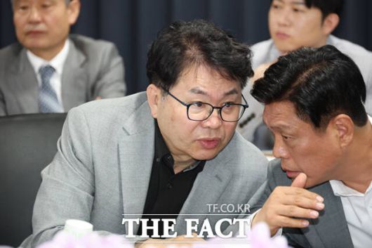 국정위는 이 대통령의 핵심 공약인 '기본사회'를 소득·주거·의료·돌봄 보장으로 실현하겠다는 구상을 밝혔다. 사진은 이 위원장(왼쪽)./이새롬 기자