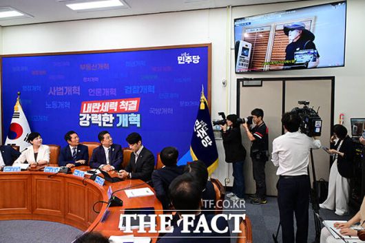 모자와 마스크, 선글라스를 쓴 채 골프장을 이동하는 권 의원 모습에 일부 최고위원 사이에서 "복면골프왕이네"라는 목소리가 들리기도 했다.