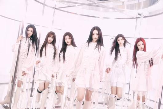 앳하트는 'Heart(마음)'와 'At(@, 연결)'의 합성어로 전 세계 팬들과 마음으로 연결되며 함께 성장해 나간다는 의미다. 첫 앨범 'Plot Twist'는 가요계 비상을 꿈꾸는 앳하트가 세상을 향해 펼쳐내는 첫 날갯짓이다. /타이탄 콘텐츠