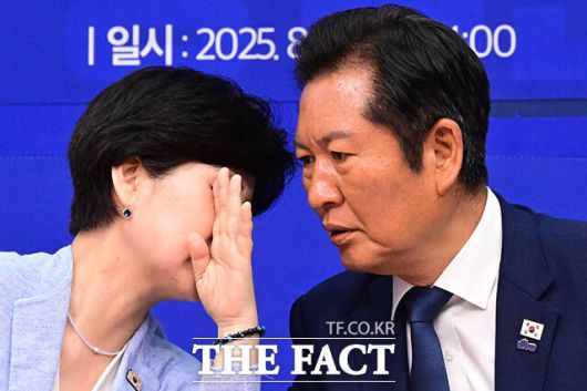 민주당 지도부는 이번 사면을 계기로 검찰과 사법부를 겨냥한 이중 개혁 드라이브에 박차를 가하겠다는 계획이다. 정 대표가 12일 오후 서울 여의도 국회에서 열린 국민중심 사법개혁특별위원회 출범식 및 1차 회의에 참석해 박혜련 위원장과 대화하고 있다. /남윤호 기자