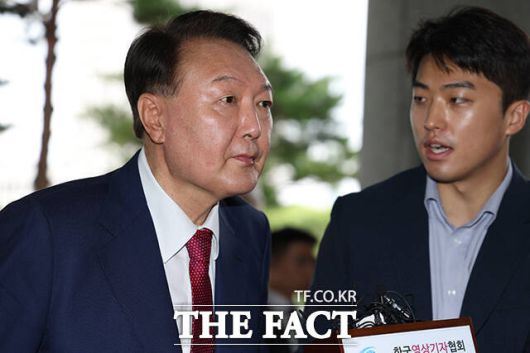 유튜브 채널 '신의한수' 운영자 신혜식 씨는 지난 1월 윤 전 대통령의 체포영장 집행 과정에서 성삼영 대통령실 시민사회수석실 행정관이 보낸 문자메시지 등을 공개하며 대통령실이 지지자들을 동원하려 했다는 의혹을 제기했다. /배정한 기자