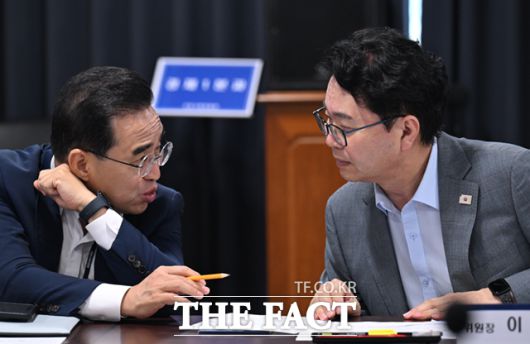 이 대통령의 '국익 중심 실용외교' 기조 아래 한미동맹 고도화와 비핵화 및 지속 가능한 한반도 평화체제 구축 방안도 국정목표에 담겼다. 사진은 박홍근 국정기획분과장(왼쪽)./이새롬 기자