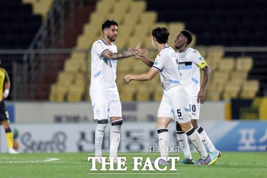 '도파민 축구'로 최하위 탈출 노리는 천안 선수들./K리그