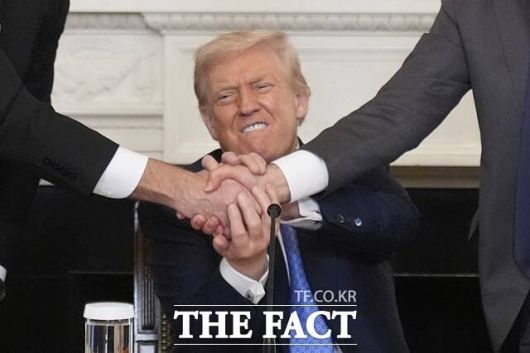 미·러 회담이 '우크라 종전'으로 귀결된다면, 북한으로서는 러시아와의 협력을 강화할 다른 수단을 마련해야 하는 처지다. 별개로 이번 회담에서는 김 위원장의 의중이 푸틴 대통령을 통해 트럼프 대통령에게 전달될 것이란 해석도 제기된다. 사진은 트럼프 대통령. /AP. 뉴시스