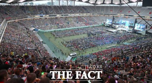 해외 K팝 팬은 물리적인 거리와 비용 등으로 인해 팬미팅이나 콘서트에 참석하기 쉽지 않다. 대신 실물 음반을 찾는 경향이 강하다./더팩트DB