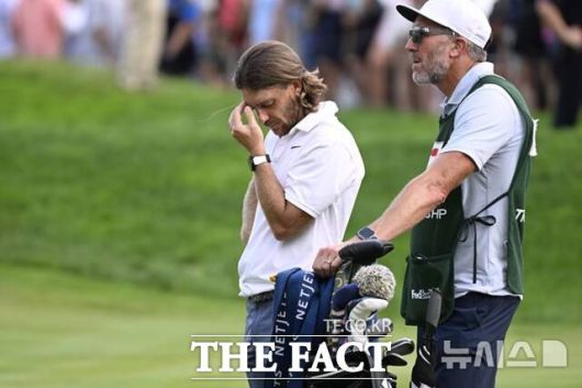 플리트우드(왼쪽)가 트래블러스챔피언십 마지막 18번홀에서 3퍼트로 보기를 한 뒤 고개를 숙인 채 아쉬워하고 있다. 결국 우승을 키건 브래들리에게 내줬다./AP.뉴시스