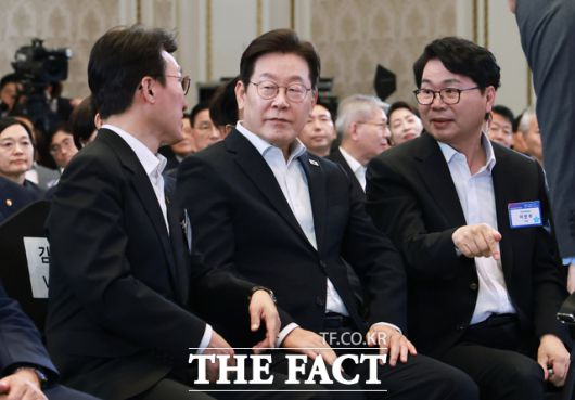 이 대통령이 13일 청와대 영빈관에서 열린 국정기획위원회 국민보고대회에서 김민석 국무총리(왼쪽), 이한주 국정기획위원회 위원장과 대화하고 있다./뉴시스