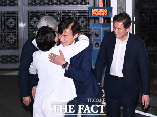 조국 전 조국혁신당 대표가 15일 오전 서울 구로구 남부교도소에서 광복절 특별 사면으로 출소해 김선민 조국혁신당 대표 권한대행과 포옹하고 있다.