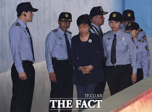 '국정농단' 사건 정점에 있는 박근혜 전 대통령의 첫 공판이 23일 오전 서울 서초동 서울중앙지법에서 열리는 가운데 박 전 대통령이 호송차량을 타고 법원에 들어서고 있다. /이효균 기자