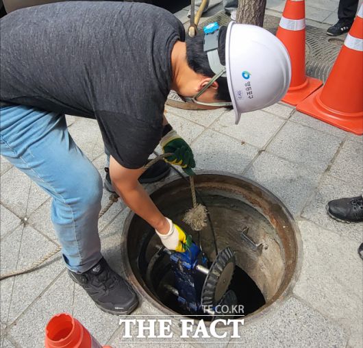 밀폐공간 질식 사고의 주된 원인은 공간 내 산소 결핍이나 유해가스 중독이다. 사진은 영등포구청 직원이 맨홀을 개방해 하수관 내부의 상태를 정밀 진단하고 있는 모습. 기사 내용과는 무관. /정소양 기자