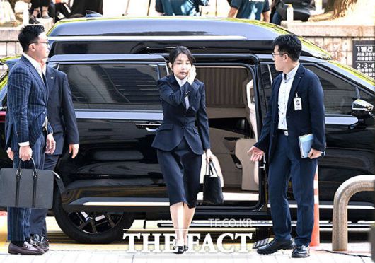 특검팀은 이날 윤 전 본부장과 측근으로 알려진 이모 씨를 구속기소할 방침으로 전해진다. 윤 전 본부장은 청탁금지법 혐의를, 이 씨는 특가법상 알선수재 등 혐의를 받는다. /사진공동취재단