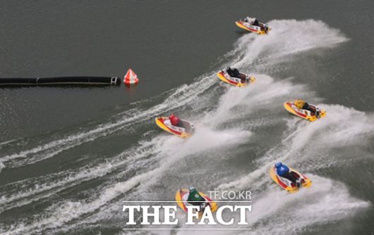 미사경정장에서 선수들이 턴마크를 돌며 경합을 벌이고 있다./국민체육진흥공단