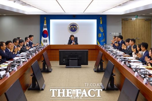 20일 업계에 따르면 국내 석유화학 4사의 2분기 실적은 악화일로를 걷고 있다. 이재명 대통령이 7월 31일 용산 대통령실에서 6차 수석보좌관회의를 주재하고 있다. /대통령실