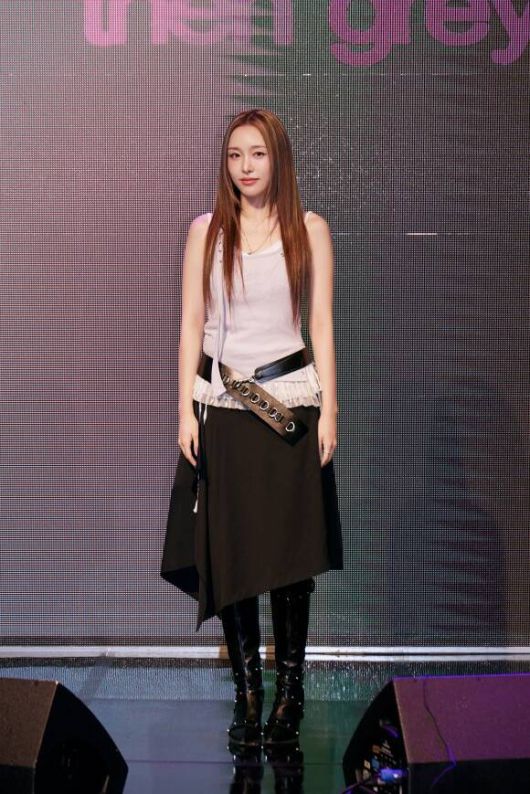 R&B 싱어송라이터 민지운은 SM엔터테인먼트와 크루셜라이즈에서 직접 소셜 미디어 메시지를 보내 영입했다. SM엔터테인먼트에서 여자 솔로 아티스트를 선보이는 것은 산하 힙합 레이블 올 아이 노우 뮤직 소속으로 데뷔한 솔희 이후 약 5년 만이다./SM엔터테인먼트