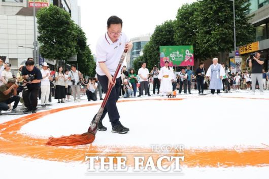 이장우 대전시장이 '2025 대전 0시 축제' 개막행사에서 붓글씨 퍼포먼스를 진행하고 있는 모습 /대전시
