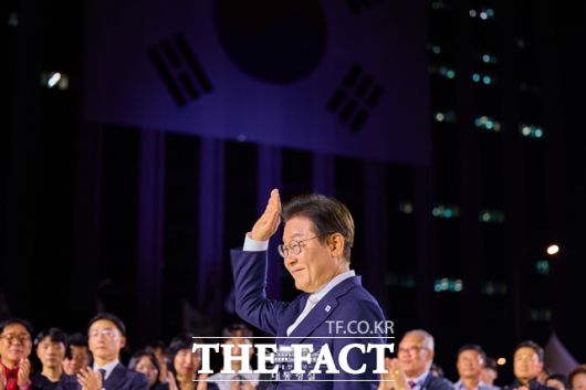 이재명 대통령이 15일 오후 서울 광화문광장에서 열린 국민임명식에서 손을 들어 인사하고 있다. /대통령실