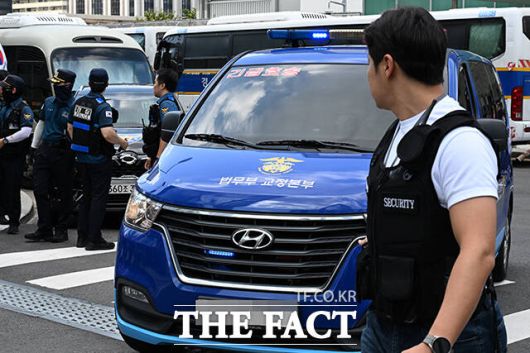 자본시장법 위반 등 혐의로 구속 수감된 윤석열 전 대통령 부인 김건희 씨가 21일 오후 서울 종로구 KT광화문빌딩 웨스트에 마련된 민중기 특검 사무실에 호송차를 타고 출석하고 있다. /서예원 기자