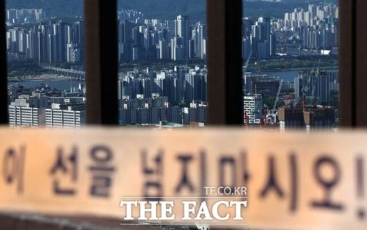 지난달 11일 오전 서울 남산에서 강남 지역의 아파트 단지가 내려다보이고 있다. /뉴시스