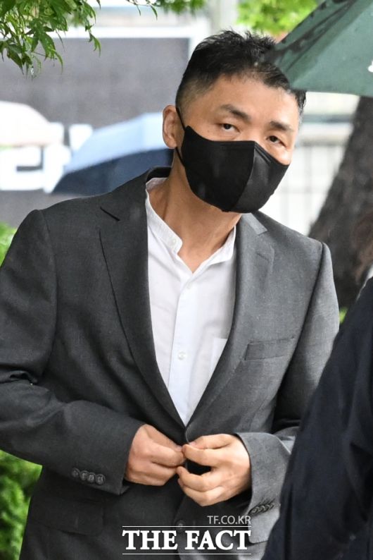 김범수 카카오 경영쇄신위원장이 20일 오전 서울 양천구 서울남부지방법원에서 열린 '자본시장법 위반' 혐의 공판에 출석하고 있다. /서예원 기자