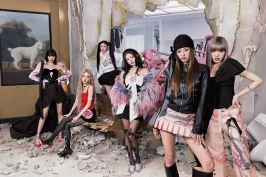 아이브는 데뷔 전부터 '완성형 그룹'을 내세웠고 이후 그에 걸맞는 실력과 나르시시즘 서사로 정체성을 구축해 왔다. 이번엔 '비밀'을 키워드로 감춰왔던 또 다른 면을 이야기한다는 점에서 흥미롭고 기대를 모은다. /스타쉽