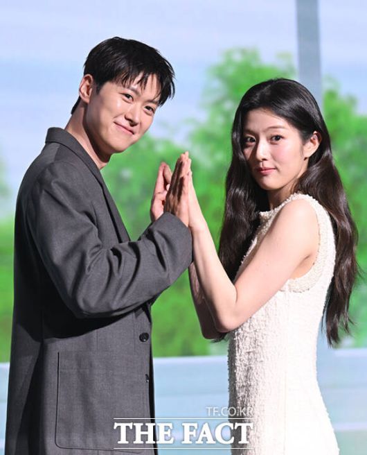 배우 공명(왼쪽)과 신은수가 넷플릭스 영화 '고백의 역사'로 로맨스를 호흡을 맞춘다. /이새롬 기자