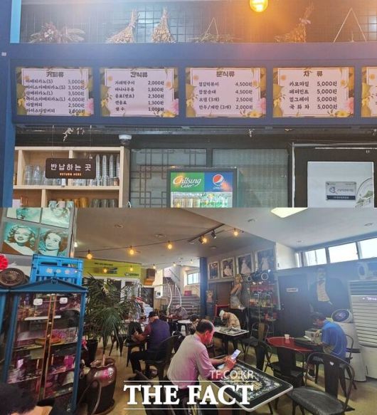 실버영화관의 상영관 앞 매점에서는 다방 커피와 가래떡 구이 등을 판매한다. /김명주 기자