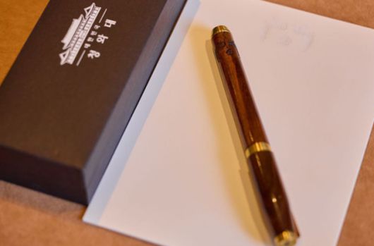 25일(현지시간) 이재명 대통령과 도널드 트럼프 미국 대통령 간의 한미 정상회담 도중 이 대통령이 방명록에 쓰던 만년필이 트럼프 대통령의 시선을 끌었다. 이 만년필의 정체는 한국 수제 만년필 브랜드 제나일이 제작한 서명용 제품이다. /대통령실