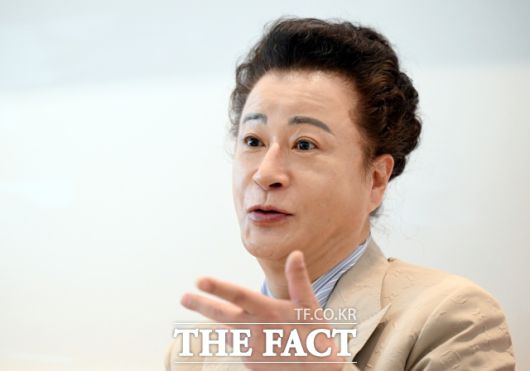 파파금파는 20여년간 무속인으로 활동하다 가수로 전업한 이력을 갖고 있다. 트로트 가요계에는 의사 경찰 변호사 국회의원 등 이색 직업 출신 가수가 많지만 무속인 중에서는 그가 유일하다. /이새롬 기자