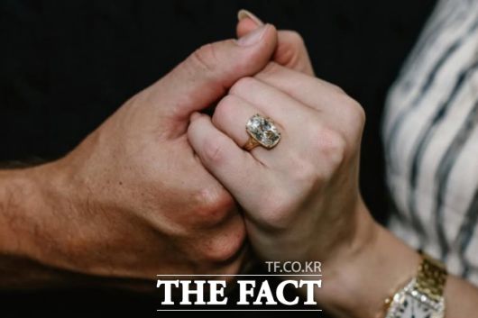 테일러 스위프트가 공개한 약혼반지도 화제를 모았다. /테일러 스위프트 인스타그램 캡처