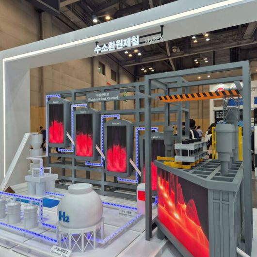 27일 부산 벡스코에서 열린 ‘2025 기후산업국제박람회’에서 포스코가 수소환원제철 모형을 전시했다. / 정다운 기자