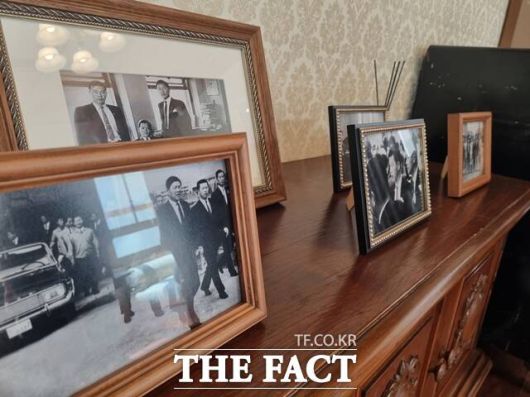 SK 고택 전시관에 있는 최종건 창업회장과 최종현 선대회장의 사진. /이성락 기자