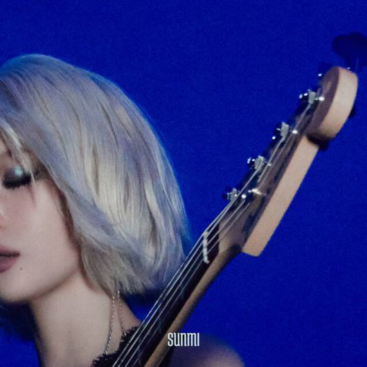 가수 선미는 지난 25일 'BLUE!'를 발매했다. /어비스컴퍼니