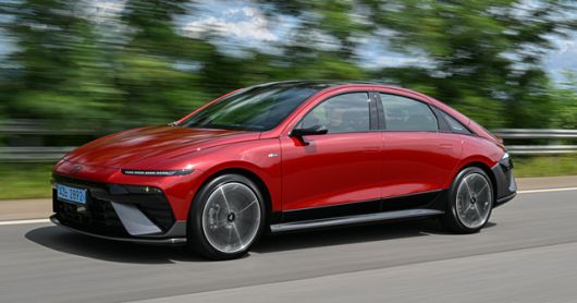 아이오닉6 N 라인은 기본 모델에 N 라인 전용 전·후면 범퍼와 전용 20인치 휠, 2D 파라메트릭 픽셀 리어램프 등을 적용해 역동적인 이미지를 강조했다. /현대자동차