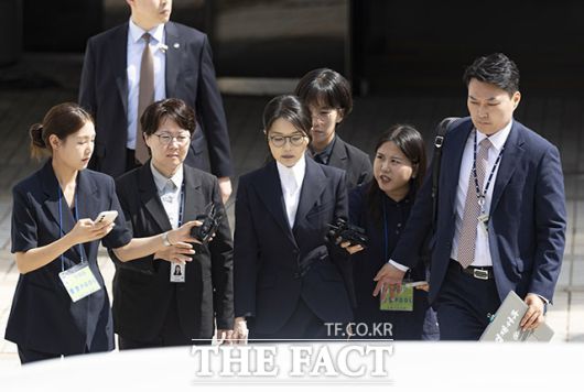 윤석열 전 대통령 부인 김건희 여사가 12일 서울 서초구 서울중앙지법에서 열린 구속 전 피의자 심문(영장실질심사)를 마치고 나오고 있다. 2025.08.12 사진공동취재단