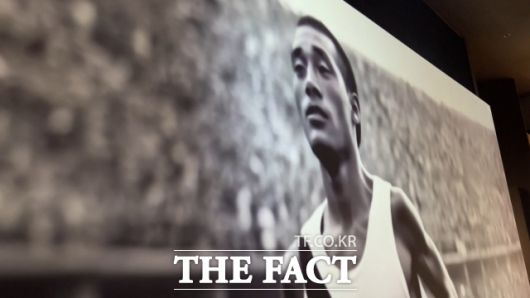 딥페이크 기술로 대형 스크린에 구현한 1936년 베를린 올림픽 마라톤 금메달리스트 故 손기정 옹. /이상빈 기자