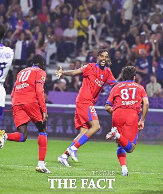 전반 10분 추가골을 터뜨린 PSG의 브래들리 바르콜라(가운데)와 기뻐하는 우스만 뎀벨레(왼쪽), 주앙 네베스./PSG