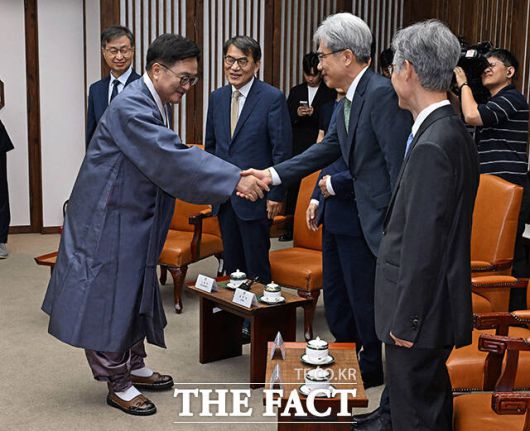 우원식 국회의장(왼쪽)이 김상환 헌법재판소장과 인사를 나누고 있다.