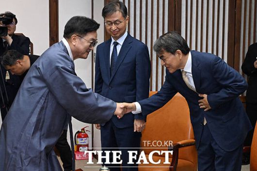 우원식 국회의장(왼쪽)이 노태악 중앙선거관리위원장과 인사를 나누고 있다.