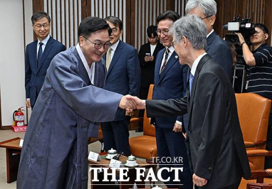 우원식 국회의장(왼쪽)이 조희대 대법원장과 인사를 나누고 있다.