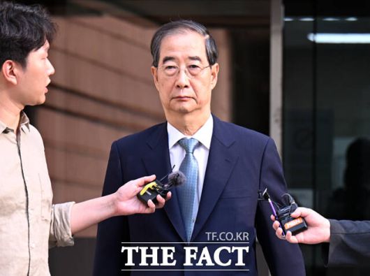 내란 사건을 수사하는 조은석 특별검사팀에 의해 재판에 넘겨진 한덕수 전 국무총리의 재판은 형사합의33부(이진관 부장판사)에 배당됐다. 한 전 총리가 지난달 27일 서울 서초구 서울중앙지방법원에서 열린 구속 전 피의자 심문(영장실질심사)을 마친 뒤 법원을 나서고 있다. /이새롬 기자