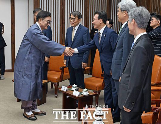 우원식 국회의장(왼쪽)이 김민석 국무총리와 인사를 나누고 있다.