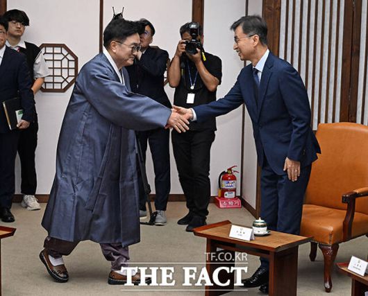 우원식 국회의장(왼쪽)이 최재해 감사원장과 인사를 나누고 있다.