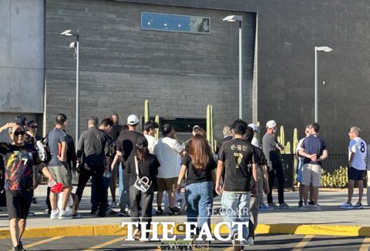 1일 손흥민의 첫 홈경기를 직관하기 위해 경기장을 찾고 있는 LAFC 팬들. 손흥민의 대표팀 유니폼과 LAFC 유니폼 상의를 입은 팬들도 눈에 띈다./LA=황덕준 언론인