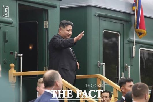 김정은 북한 국무위원장이 중국 전승절 80주년 기념행사에 참석하기 위해 전용열차를 타고 1일 평양을 출발, 2일 새벽 북중 국경을 통과했다. 사진은 김 위원장이 지난 2023년 9월 러시아 방문을 마치고 연해주 블라디보스토크 인근에 있는 아르템 기차역에서 귀국 전 손을 흔드는 모습. /AP. 뉴시스