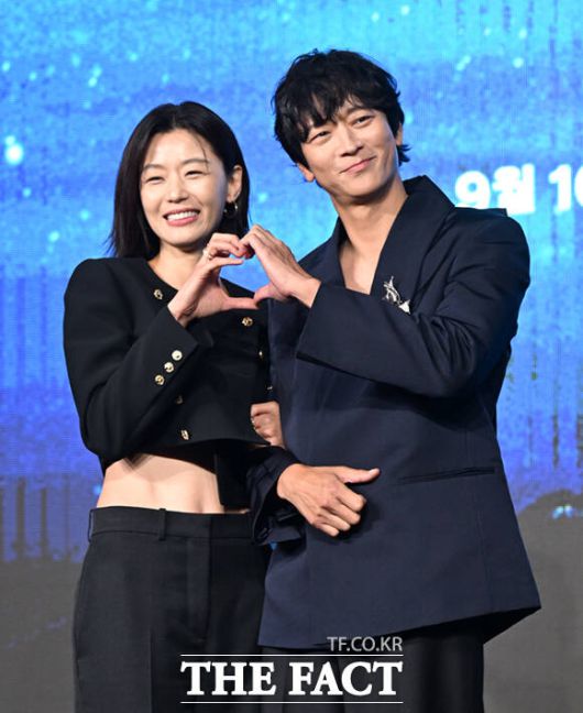 배우 전지현(왼쪽)과 강동원이 디즈니+ 새 오리지널 시리즈 '북극성'으로 첩보 멜로 호흡을 맞춘다. /이새롬 기자