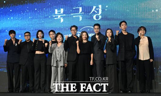 배우 강동원과 허명행 감독, 전지현, 오정세, 김해숙, 유재명, 이미숙, 박해준, 이상희, 주종혁, 김희원 감독(왼쪽부터)이 디즈니+ 새 오리지널 시리즈 '북극성'에 관한 다양한 이야기를 전했다. /이새롬 기자