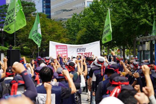 민주노총 전국건설산업노동조합연맹은 지난달 27일 서울 강남구 건설회관 앞에서 '건설산업 살리자! 건설노동자 살리자! 건설의 날 행사 대응 기자회견'을 개최했다. /민주노총 전국건설산업노동조합연맹